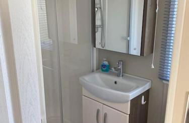 2 Bed, 2 Bath Lodge Style Caravan with Hot Tub & Private Garden at Patrington Haven Leisure Park - Foto 8