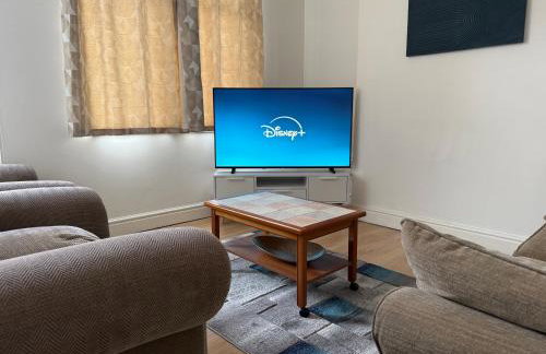 Leeds Serviced Accommodation - Apartments - 3 Bed House-Close To Centre -M621 & M1 - Contractors - Business Travellers - Families - Photo 3