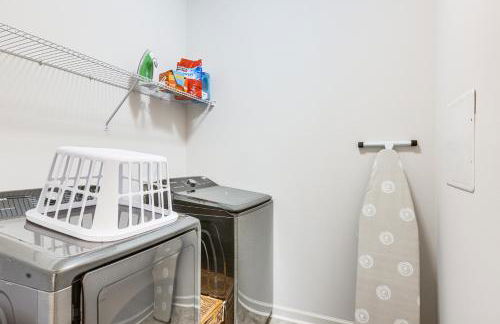 1 Mi to Lake Lanier Modern Home with Patio and Yard! - Foto 20