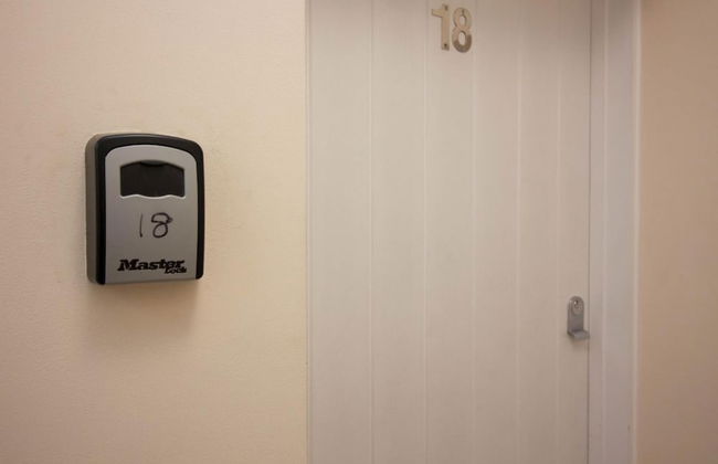 Stayzo Castle Penthouse 18- A Clean Fresh Modern Apartment With Free Wi-fi - Foto 3