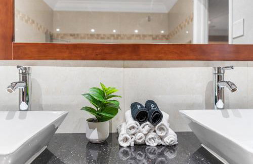 Centrally Located 4BD Oasis with Pool & Movie Patio - Foto 3