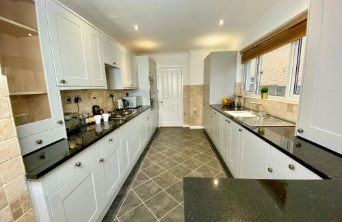 Lovely house in a great location with Parking, WiFi & Smart TV - Near Poole & Bournemouth - Foto 7