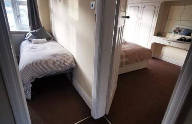 Spacious 6 bedroom House in Dudley with optional Nursery-Drive and Garage-Families and Contractors Welcome - Foto 50