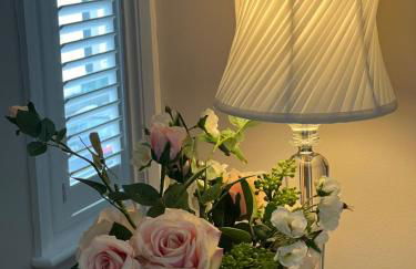 The Lily Pad - Boutique Townhouse, a short walk to Town Center and Racecourse - Photo 8