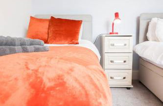 Spacious 4-Bed Home, Perfect Stay with Free WiFi - Foto 70