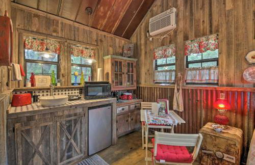 Snuggle Inn Wimberley Cabin with Fire Pit and Deck - Foto 13