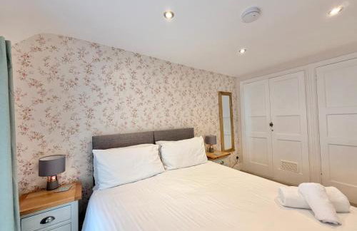 Sheplegh Court Charming Cottage and Pools within Stunning Grounds - Photo 16