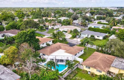 3BR 2BA Heated Pool Home Pool Table Great Location - Foto 31