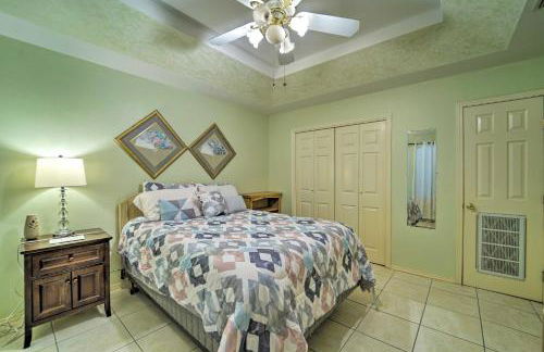 Deck and Pool Access Long Island Village Escape! - Foto 13