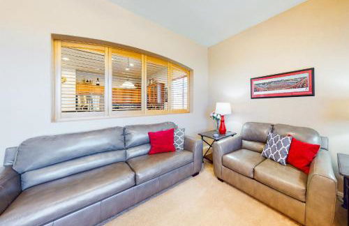 Snowbird-friendly home with fast WiFi, central AC, and private pool - Foto 9