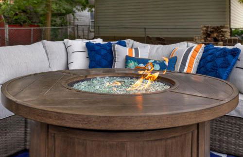 Near Drake/Downtown packed w/Amenities - Hot Tub - Movie Theater - Photo 4