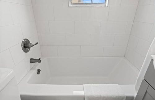 Sunshine House #1-Selfie-Friendly - Steps to Beach - Foto 38