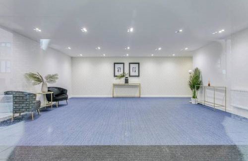 Beautiful Canal Side Apartment - City Centre - Balcony, Secure Parking, Self Check-In, Fast WiFi and Smart TV with Sky TV and Netflix by Yoko Property - Foto 27