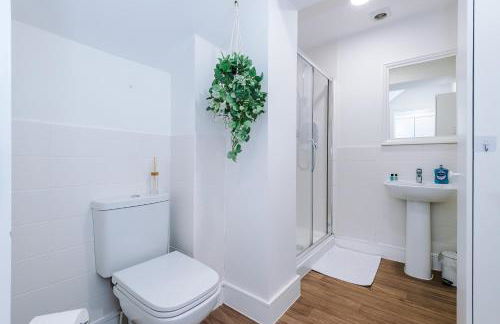 Relax in Style at Wedgwood House 3 BR Home with Garden & Parking - Foto 30