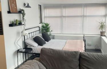 The Little Lodge - seaside town of Penarth nr Cardiff - Photo 16