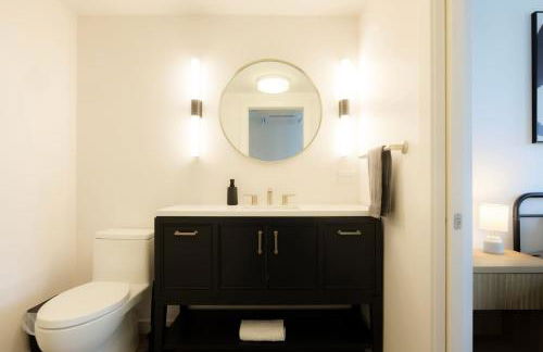 Above The Roots - Stylish 1BD on the Square - Foto 20