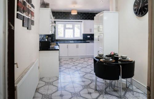 Spacious 6 bedroom House in Dudley with optional Nursery-Drive and Garage-Families and Contractors Welcome - Foto 7