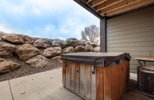 Lakeside Escape 2 BR with Hot Tub - Foto 24