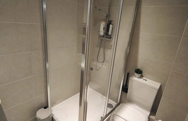 Luxurious 3 bed Ensuites & kitchenettes Nr LGI Hospital & Uni - Free 5G WIFI & Netflix Short Stays - Contractors Free Parking - Foto 24