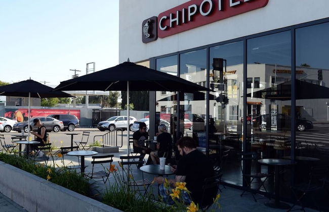 Spacious House on Melrose w Private Backyard Gym - Photo 24