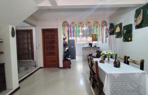 Casa com suítes privativas - Localização no centro, perto de serviços e pontos turísticos - Foto 1