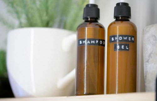 American School Bus Retreat with Hot Tub in Sussex Meadow - Foto 28