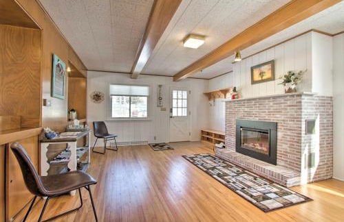 Cozy Postville Retreat with Fireplaces and Yard! - Foto 8