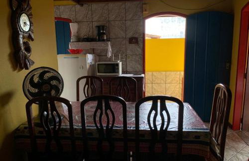 Casa Colorida - Acomodação para 14 pessoas - 10 minutos a pé do centro - Churrasqueira - Foto 4