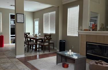 2BD Modern House with heated pool in North Vegas - Foto 1