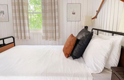 Stylish and Cozy Cabin, Walking Distance to Big Bass Lake - Foto 29