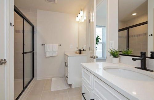 New Intown Waterfront Townhome wPool & Location - Foto 8