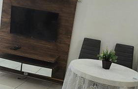 Garagem para 3 carros Morada Valentim é uma Casa dois quartos climatizada em Paracuru, 2 decks, piscina, portão automático, cerca elétrica com conforto e qualidade para você! - Foto 10