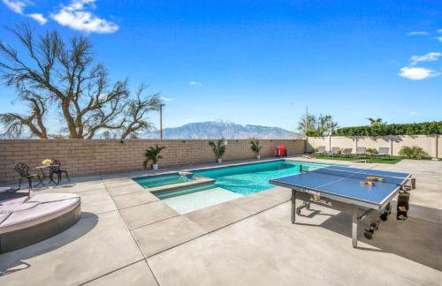 Views, Gameroom, Saltwater Pool & Hot tub, Firepit by MariamsBnb - Foto 10