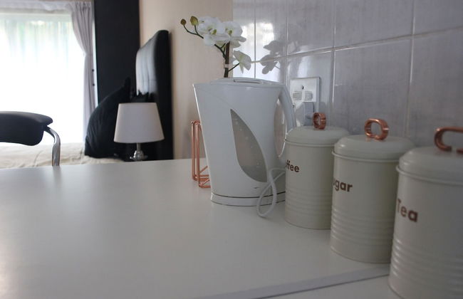 Chic & Serene 1-Bed Haven in Roodepoort - Photo 19