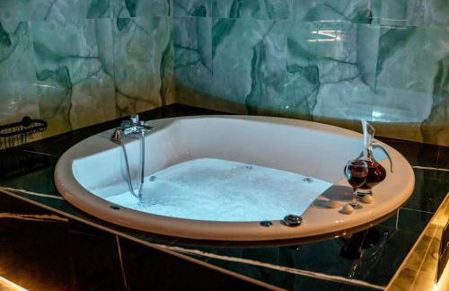Smaragdi Luxury Jacuzzi Apartment Noho Premium Living - Foto 6