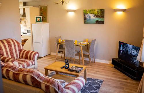 Modern Spacious 2 Bed Apartment Wolverhampton with Free Secure Parking - Photo 1