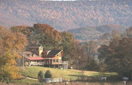 Stately Log Cabin with a Pool for a Group Getaway near Chickamauga, Georgia - Foto 1