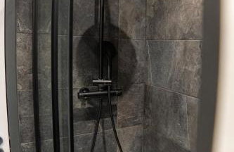 High End Contractor Apartment - 5 Separate Beds - Free Parking - Foto 38