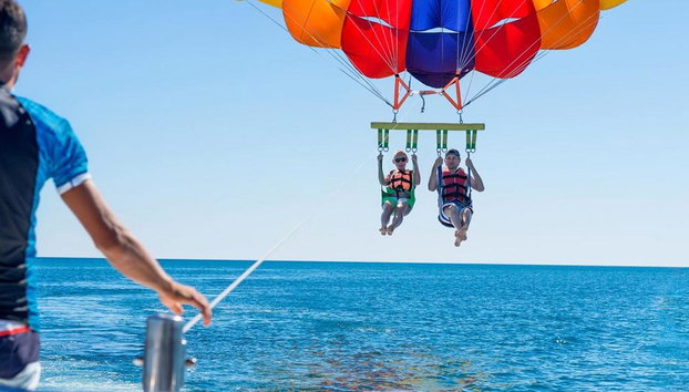 Volo in parasailing di 10 minuti sulla baia di St. George con foto e video inclusi - Foto 5