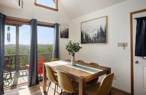 Cozy cabin w hot tub fire pit & ski access - Foto 18