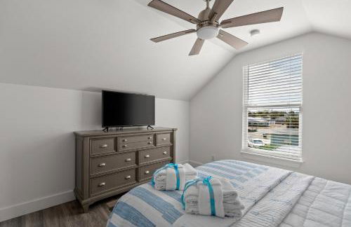 Brand NEW Expansive Coastal Home w/ Custom Furnishings Sleeps 15 - Photo 88