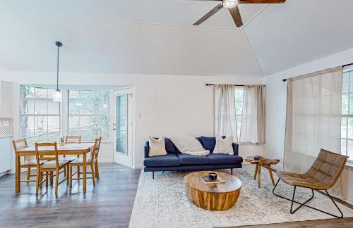 Beautiful dog-friendly home with fireplace, large yard, hammock, W/D, and AC - Foto 6