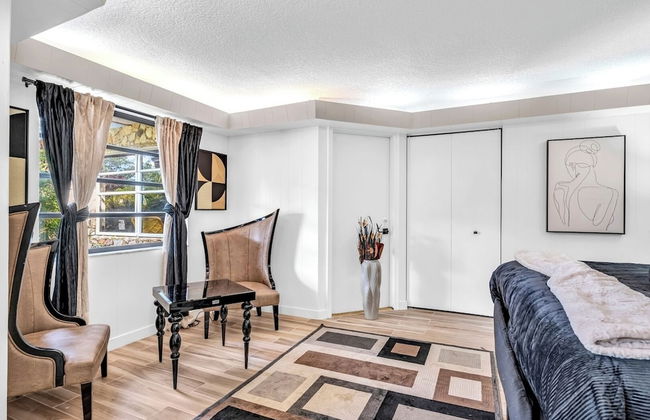 Family-friendly 5BR Home w/ Heated Pool & Parking - Foto 18