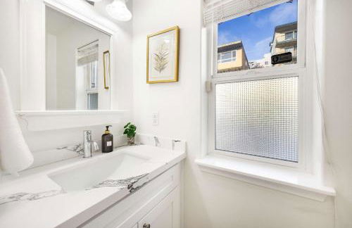 Rare 2BR Modern Urban Escape Free Parking - Foto 21