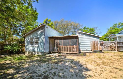 Oak Island Home with Fenced Yard, Walk to Long Beach - Foto 24