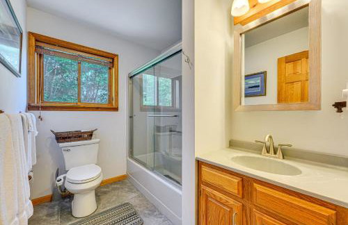 Waterfront Lake George Lodge with Boat Dock and Deck! - Foto 17