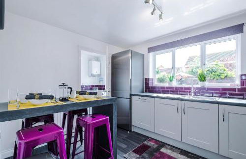 Beach Retreat with Hot Tub Sleeps 8 - Foto 5