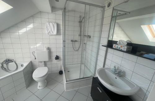 Weißes Apartmenthaus am Kanal - Foto 1