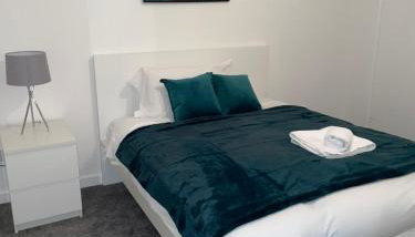 Lovely 2 bed house Cannock Driveway for 2 vehicles Perfect for contractors Business Travellers Short Stays Close to M54 M6 i54 A38 A5 McArthur Glen Designer Outlet - Foto 4