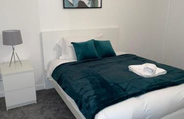 Lovely 2 bed house Cannock Driveway for 2 vehicles Perfect for contractors Business Travellers Short Stays Close to M54 M6 i54 A38 A5 McArthur Glen Designer Outlet - Foto 4